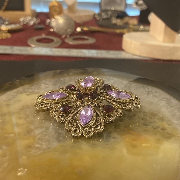 Xxsoldxx Silver tone Filigree brooch with faux purple & burgundy rhinestone - Picture 4 of 9